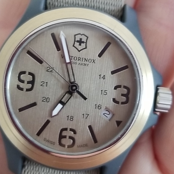 VICTORINOX Field Watch Sage - Picture 4 of 8